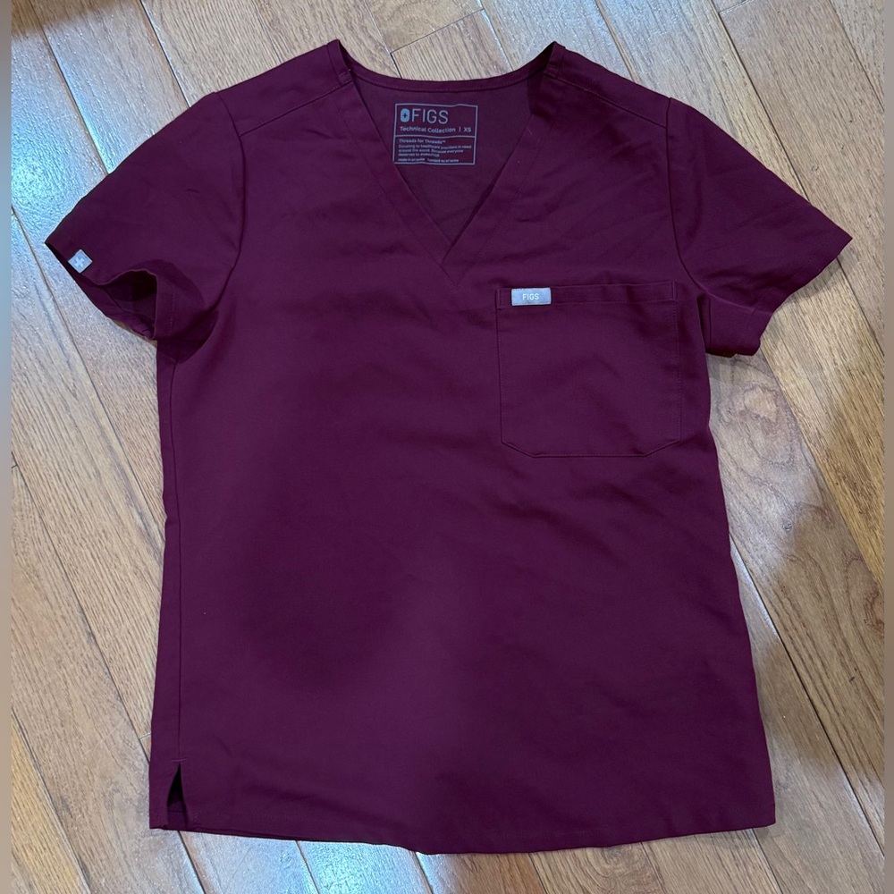 FIGS One pocket Catarina Top in BURGUNDY XS. EUC. Burgundy.